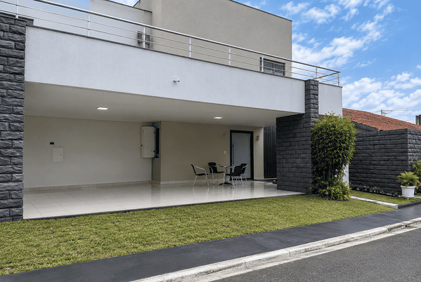 Fachada moderna com jardim e varandarega
